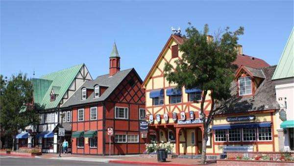 河北承德灤平縣鳳凰臺藝術(shù)小鎮(zhèn)北區(qū)一期3m3不銹鋼水箱+0.55kw恒壓供水設備