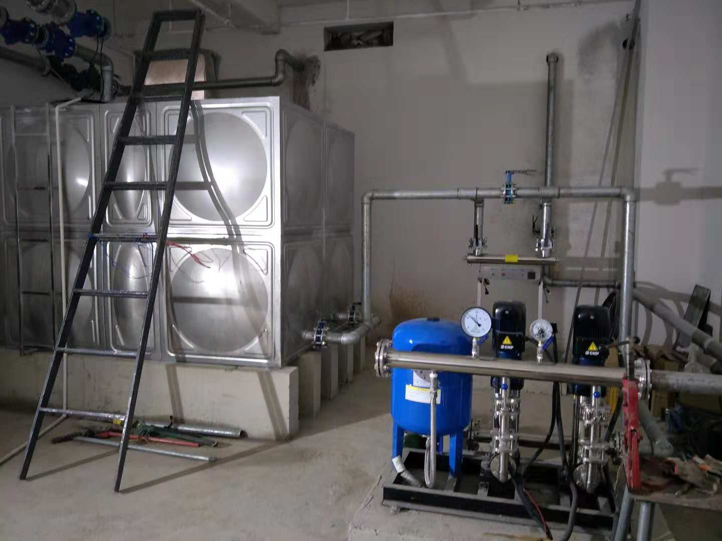 河北唐山達(dá)意科技定購恒壓供水設(shè)備+不銹鋼水箱+紫外線消毒器